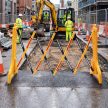 Kihúzható 250 cm-es műanyag elválasztó ollós kapu fényvisszaverő csíkkal 65837